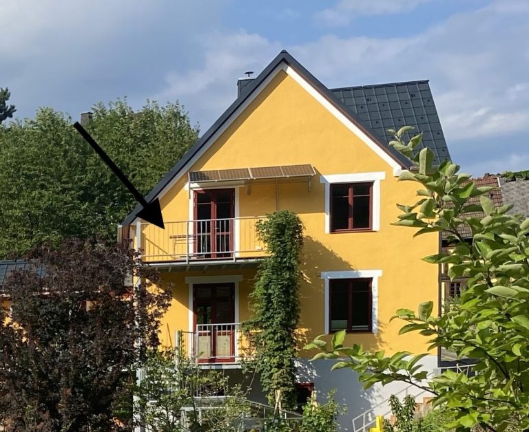 Unser schönes gelbes Haus mit 2 Balkonen und Hopfen als Grünpflanzung.