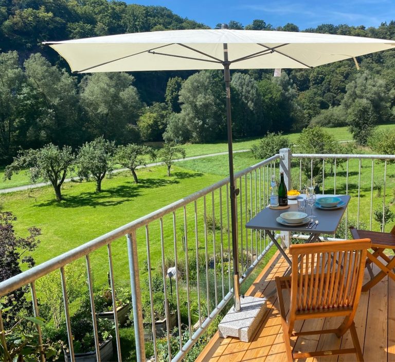 Der Balkon der Ferienwohnung  mit Blick ins romantische Lahntal . Zu sehen ist auch der Lahnradweg.